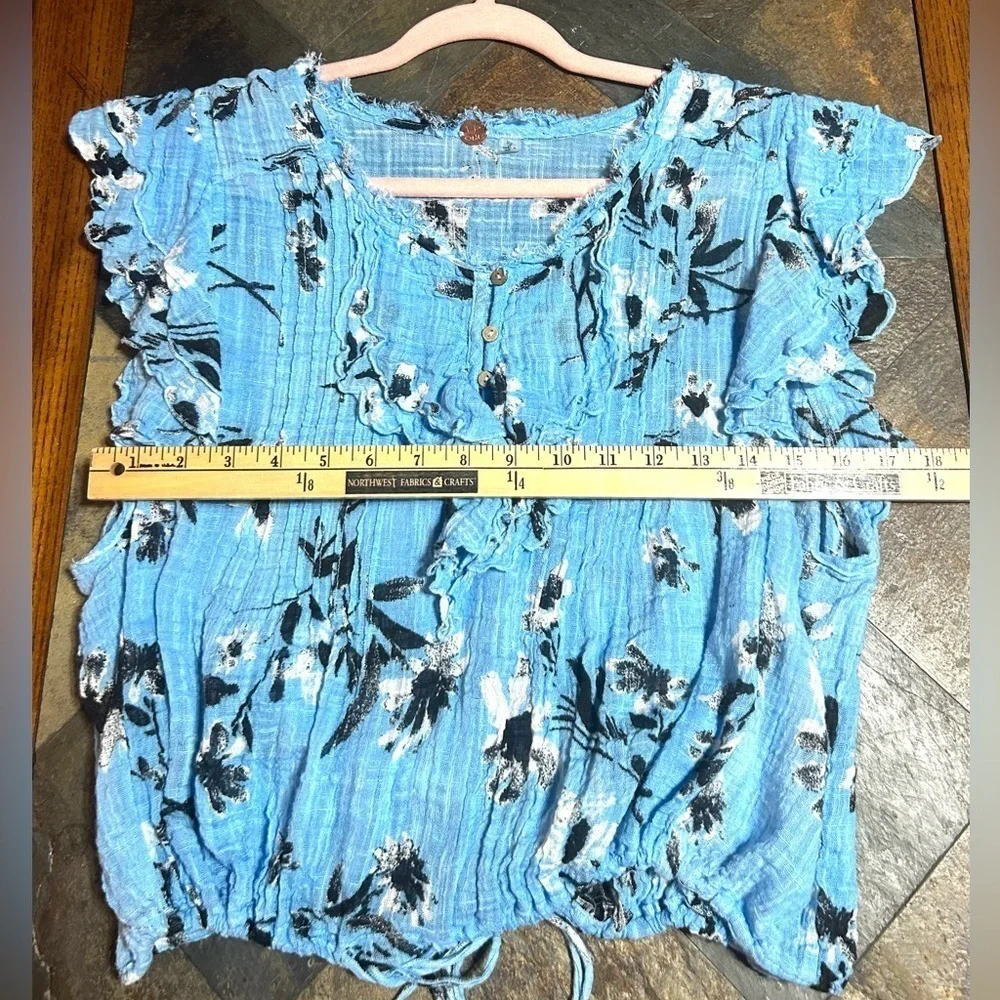 Free People FP ONE Floral Gauze Top Womens Medium Blue Flutter Sleeve‎ Boho M